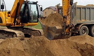 Выкопать яму экскаватором в Омске от 921 руб. - 2Землекопа-Омс